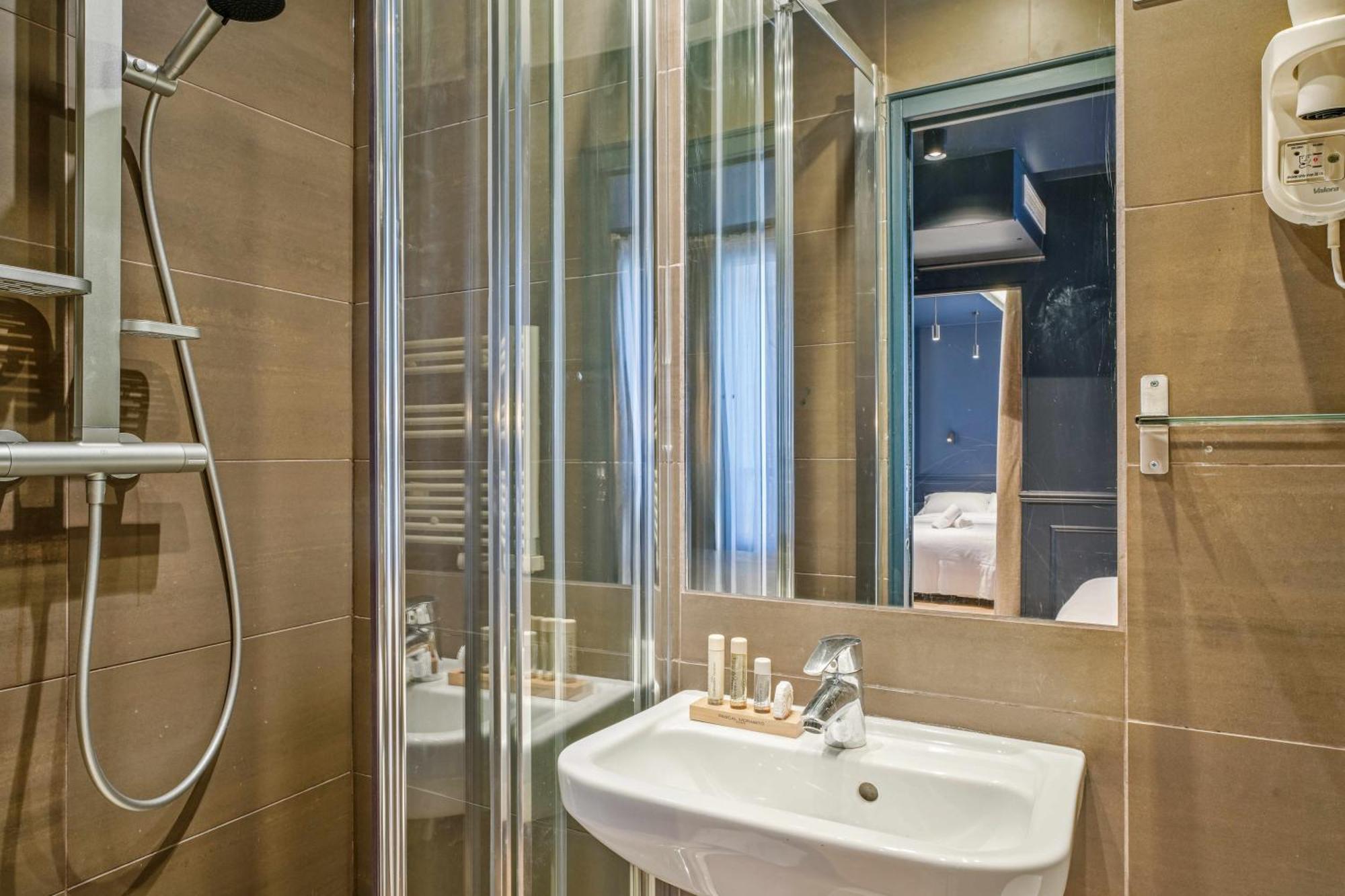 Hotel Clemence ปารีส ภายนอก รูปภาพ